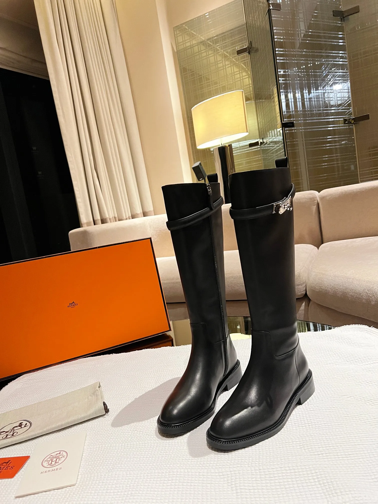💕💕Factory direct selling price p840💕💕. Top version original purchase 3D three-dimensional last leg craft boot shaft three-dimensional non-deformation H home 2025 autumn and winter new style HERMES classic long boots, naturally have unique craftsmanship and quality. The leather of these boots is all imported and customized, and the inner material is also imported customized cowhide. They are easy to wear, comfortable and look good with everything. They are a must-have for autumn and winter, and the style lasts forever. These knight boots will never go out of style no matter how you wear them. Upper: Imported original calfskin Lining: Imported cowhide lining Size: Female 35-39 (40 41 non-returnable and non-exchangeable)